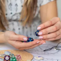 Horoscop făcut de o fată - Foto: Freepik
