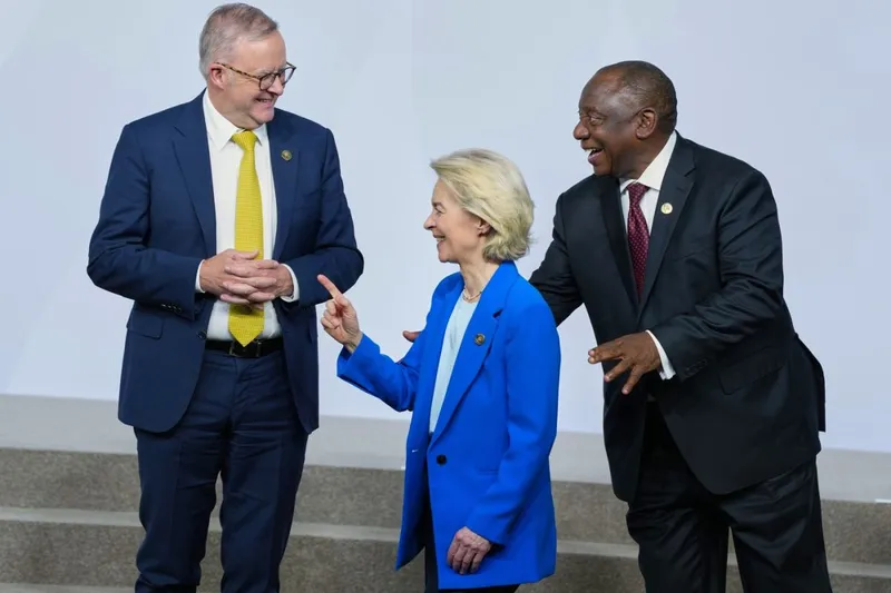 Premierul Australiei, Anthony Albanese, şi preşedintele CE, Ursula von der Leyen, &icirc;mpreună cu preşedintele Africii de Sud, Cyril Ramaphosa, la Summitul G20 de la Johannesburg - Foto: Profimedia Images