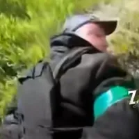 VIDEO Polițist corupt care cerea șpagă șoferilor din Harkov, pus la pământ de soldații ucraineni/FOTO: Captura video