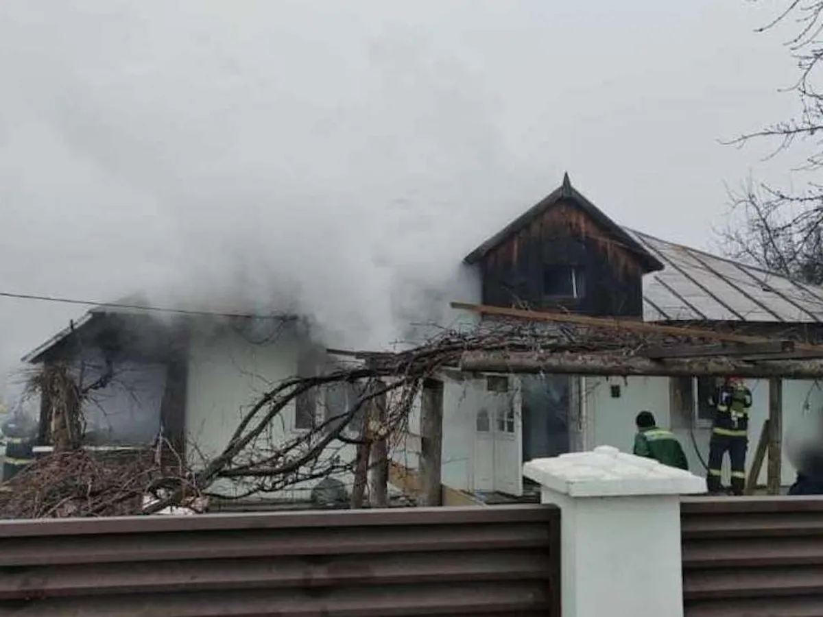Un bărbat a fost rănit într-un incendiu în localitatea Bogdăneşti din județul Suceava - Foto: ISU Suceava