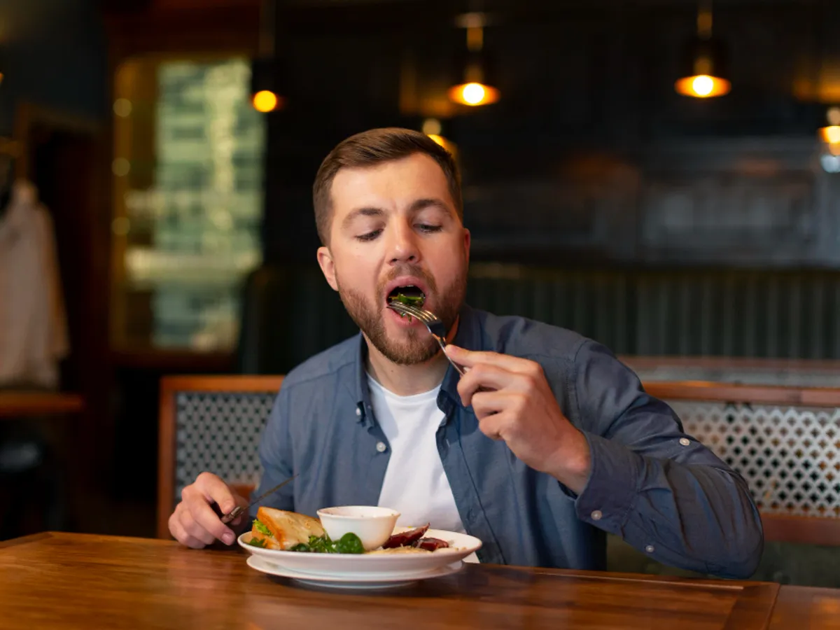 Un bărbat mănâncă la restaurant - Foto: Freepik (rol ilustrativ)