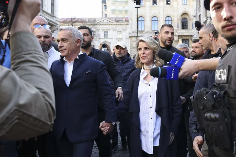 Călin Georgescu alături de soția sa și de jurnaliști -Foto: INQUAM PHOTOS / Octav Ganea