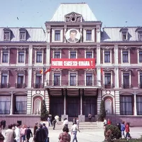 În 1988, pe hotelul Traian din Piața Unirii din Iași, locul unde lui Cangeopol i s-a înscenat un furt, trona portretul lui Ceaușescu