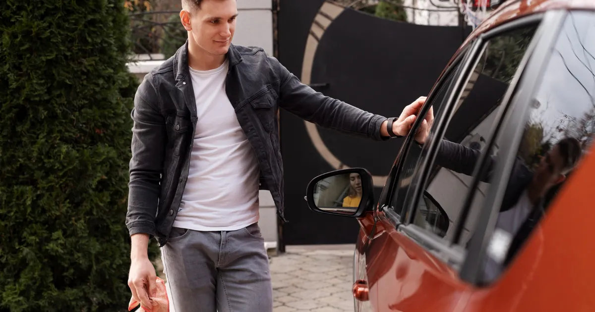 Ți s-a stricat mașina și ai lăsat-o pe un loc închiriat? Ce să faci să nu fie considerată abandonată • Newsweek România