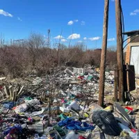 FOTO: Deşeuri aflate pe nişte terenuri de la marginea Capitalei au fost arse ilegal şi au poluat