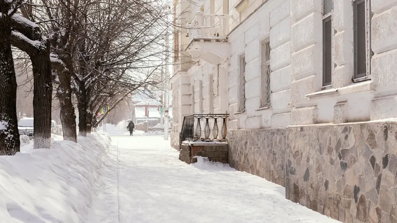 Ce amendă riști dacă nu îți cureți zăpada din fața casei sau a spațiilor comerciale? Avertisment Foto: Freepik (fotografie cu caracter ilsutrativ)