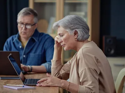 Pensionari supărați la pensie - Foto: Freepik