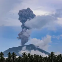 Un vulcan a erupt de peste 1.000 de ori de la începutul lui 2025. Alertă la cel mai înalt nivel - Foto: Profimedia Images