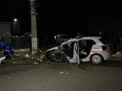 Un echipaj de poliție a intrat cu girofarul în stâlp. / Foto: news.ro