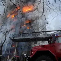 Trupele rusești au bombardat o clădire de apartamente cu zece etaje din centrul Kievului/FOTO: Twitter