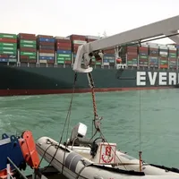 Nava de 400 de metri cu peste 16.000 de containere la bord a fost deblocată la ora locală 04:30. / Foto: bbc.com