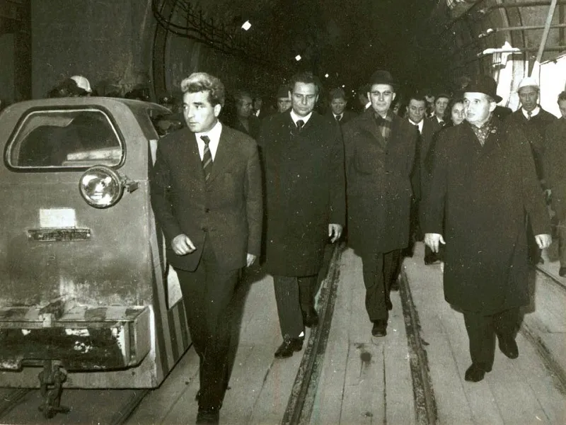 Nicolae Ceaușescu pe antierul metroului