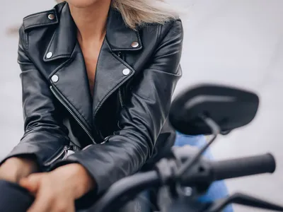 Prim-plan al unei femei elegante purtând o jachetă de piele neagră - Foto: Pexels (Imagine cu rol ilustrativ)