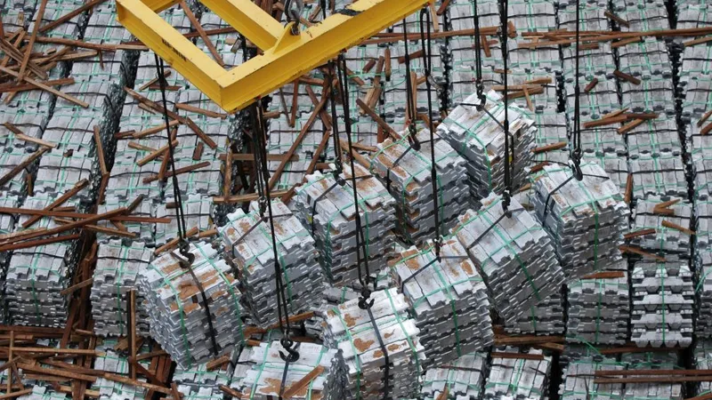 România câştigă puţin, cu o industrie subdezvoltată, ce produce materii prime şi materiale - Foto: Flickr/JAXPORT