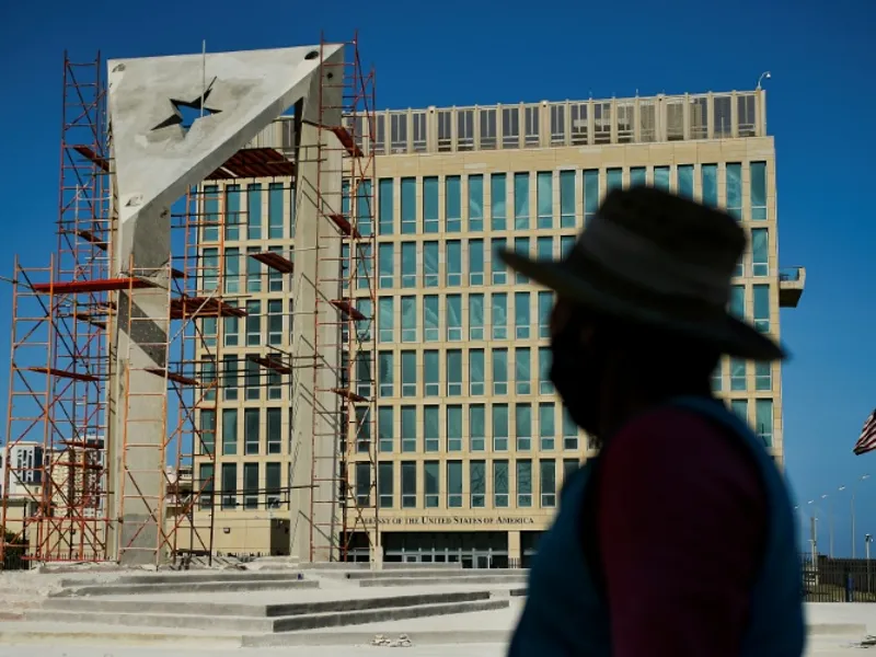 Un uriaş drapel cubanez stilizat, din beton, în faţa Ambasadei americane din Havana. / Foto: newsni.com