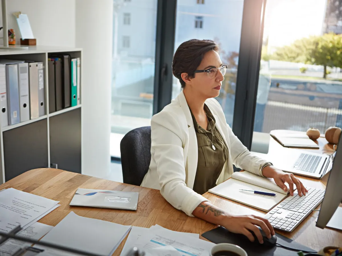 Femeie care lucrează la birou - Foto: Freepik (rol ilustrativ)