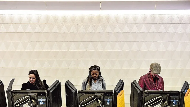 Votanții în centrul orașului Columbus, Ohio, în timpul alegerilor din 2018