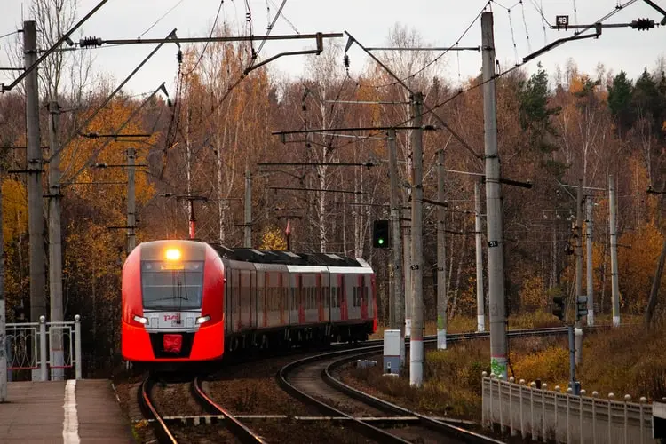 Un tren plin cu călători, deraiat în zona Câmpia Turzii, după ce o piesă a unui vagon s-a rupt/FOTO: Unsplash