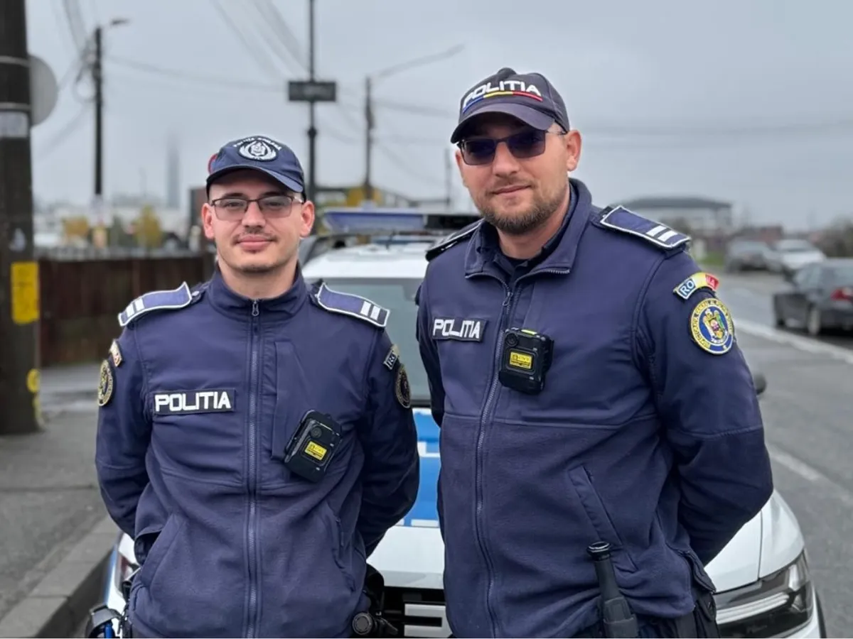 Cum au salvat doi polițiști o femeie rătăcită pe stradă. Au ajuns la timp și i-au salvat și casa