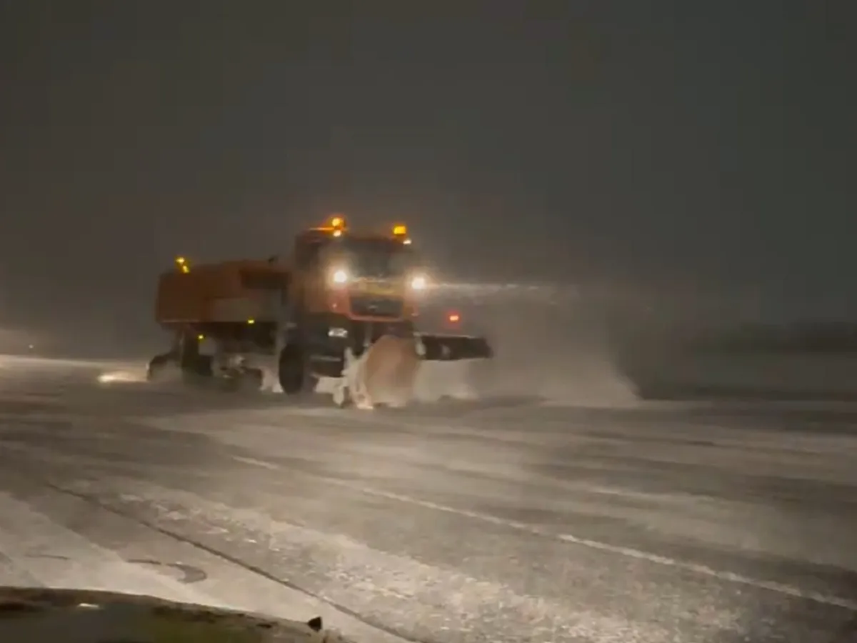 FOTO/ VIDEO Viscol pe aeroporturile din București. Anunț de ultimă oră despre zboruri
