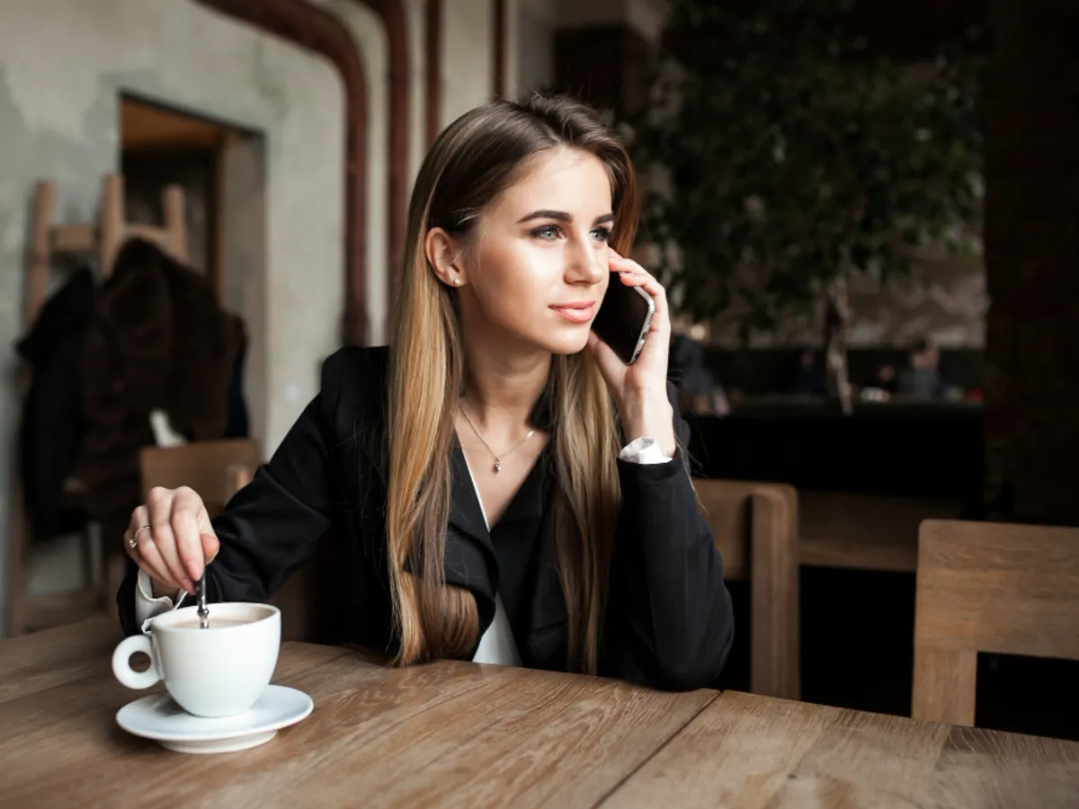 Femeie în cafenea - Foto: Freepik (rol ilustrativ)