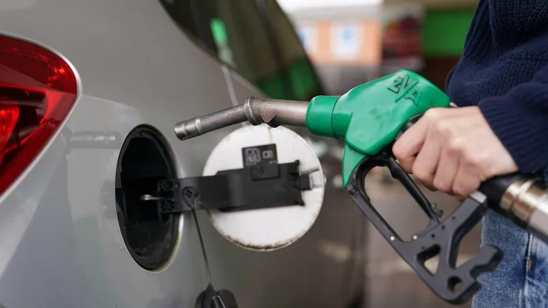 Benzina și motorina, sub 7 lei/litru. Cât se scumpesc din 1 iulie? Cât vom plăti în plus la un plin - Foto: Profimediaimages.ro (Imagine cu caracter ilustrativ)