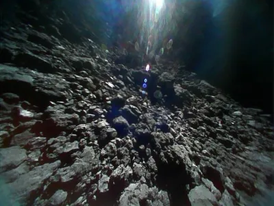 Roverul Hayabusa 2 a prelevat probe de pe asteroidul Ryugu Foto: Jaxa