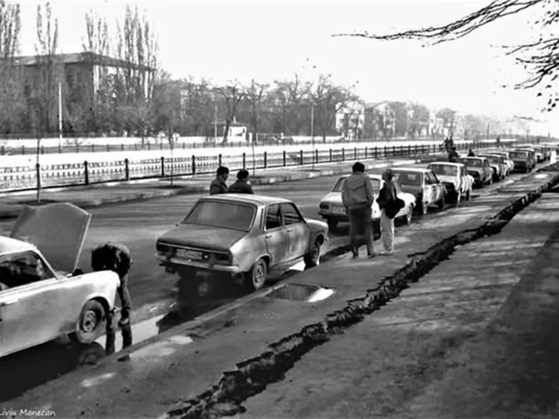 Șoferi în „Epoca de Aur”: Rație de 20 litri de benzină/lună. Plecai la drum cu „bomba” în portbagaj - Foto: Facebook / Liviu Manecan