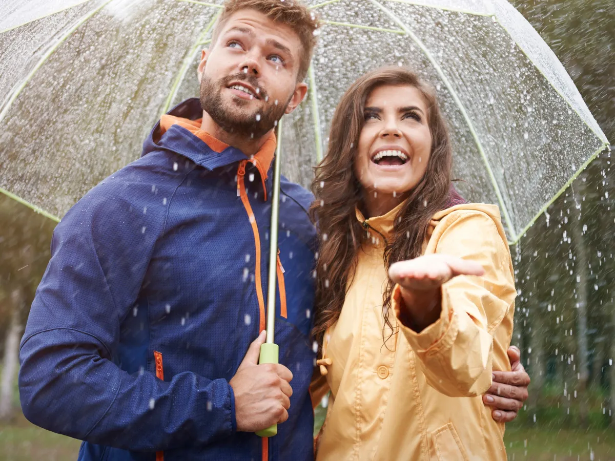 Cuplu ploaie Foto: Freepik (imagine cu rol ilustrativ)