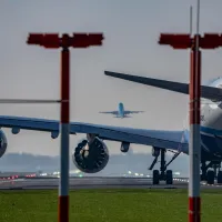 Avion de pasageri, pe Aeroportul Schiphol, din Amsterdam, aşteptând permisiunea să decoleze - Foto: Profimedia Images