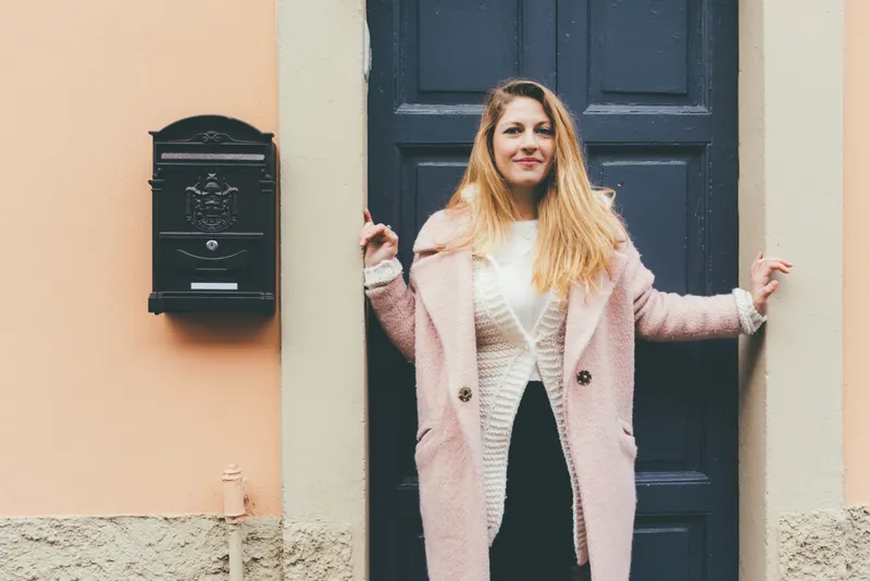 Persoană care stă la ușă - Foto: Freepik (Imagine cu rol ilustrativ)