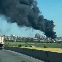 150 de tone de cauciuc, făcute scrum într-un incendiu puternic la un depozit din Medgidia - Foto: Facebook