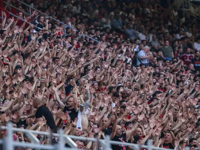 UEFA a autorizat, pentru un sezon, tribunele cu locuri în picioare la meciurile de fotbal. / Foto: Profimedia