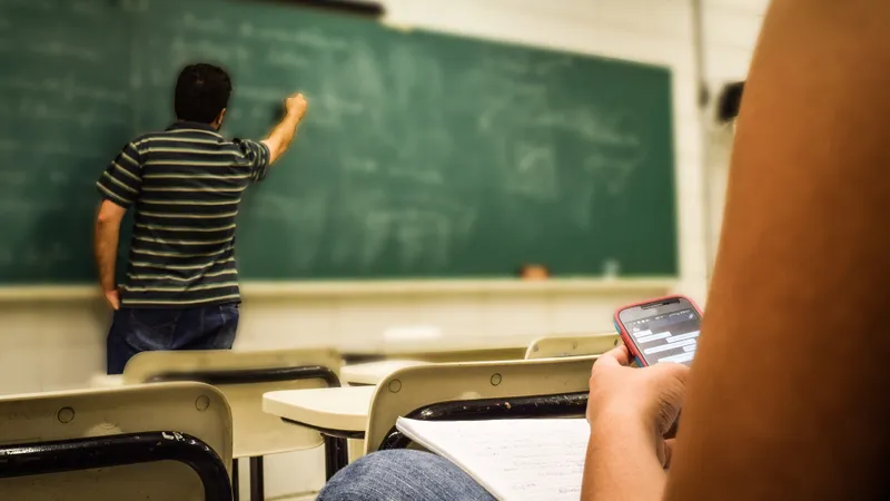 Simulări pentru o Evaluare Națională unde elevi cu 2 și 3 la matematică - Foto: Pexels / Pixabey