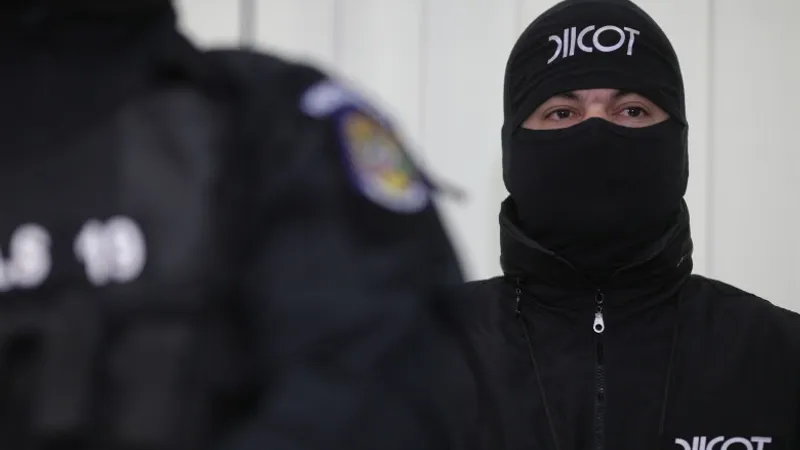 Înşelăciuni pe Internet cu acte de firmă false: DIICOT a destructurat o grupare de camerunezi. / Foto: digi24.ro