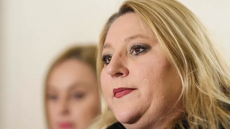 Diana Șoșoacă s-a dezlănțuit după ce Poliția i-a adus un proces verbal. ”Până la urmă îmi iau armă” - Foto: Inquam Photos/ Octav Ganea