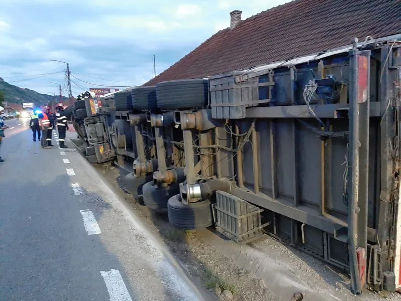 Șoferul unui camion care circula pe DN 1C, în zona localității Seini, județul Maramureș, a pierdut controlul direcției. / Foto: infotraficromania.ro