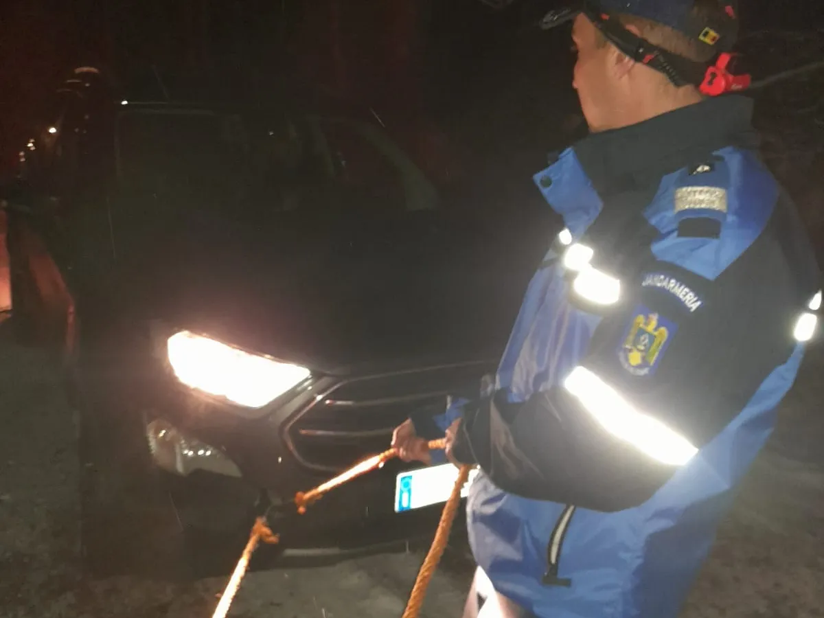 Cum au coborât jandarmii cu „sfoara” o mașină fără cauciucuri de iarnă blocată la Scărișoara - Foto: Facebook/Jandarmeria Alba