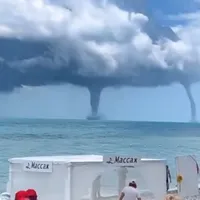 Trombe marine uriașe, cu aspect de tornadă, filmate în largul Mării Negre. / Foto: captură video