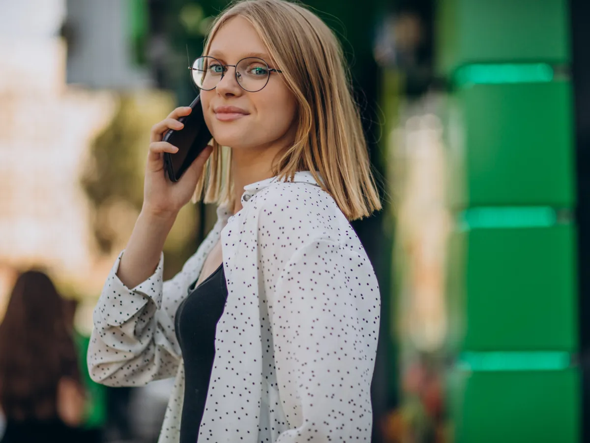 Femeie vorbind la telefon  - Foto: Magnific.com (Imagine cu rol ilustrativ)