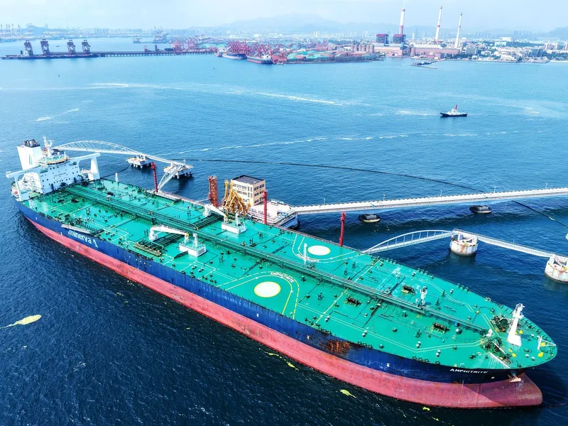 Un petrolier descarcă țiței importat, la terminalul portuar petrolier din Qingdao, China - Foto: Profimedia Images