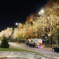 Primăria Generală a început montarea luminițelor de Crăciun, în București - Foto: Facebook/Nicușor Dan