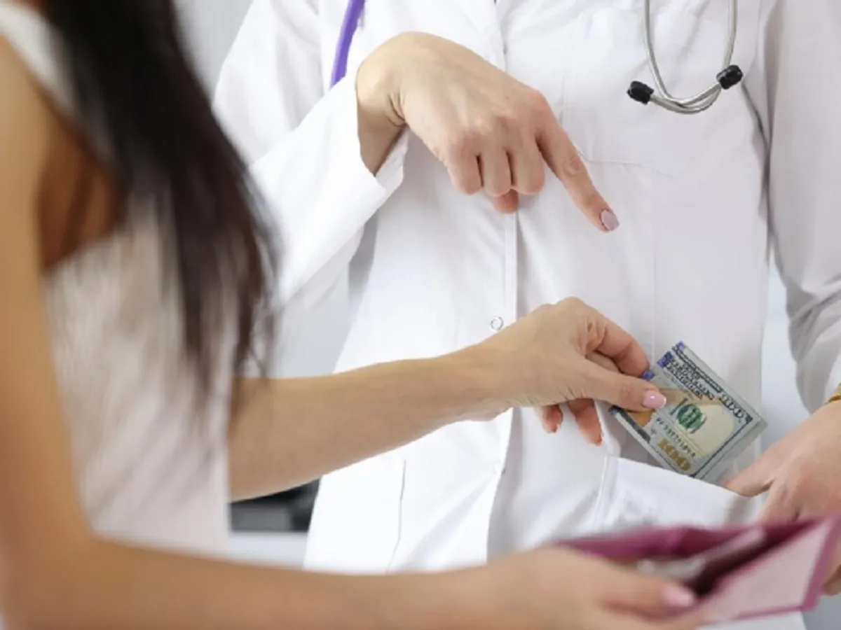 Cine sunt medicii care luau șpagă de la bolnavii de cancer - Foto: Freepik.com (rol ilustrativ)
