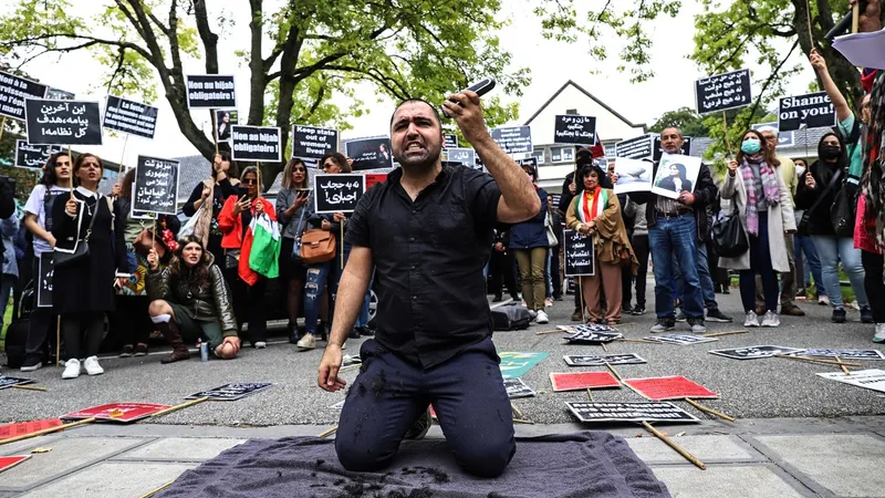 În Iran, protestele violente continuă din momentul în care Mahsa Amini a fost ucisă pentru că nu ar fi respectat codul vestimentar strict din Republica Islamică - Foto: Profimedia Images
