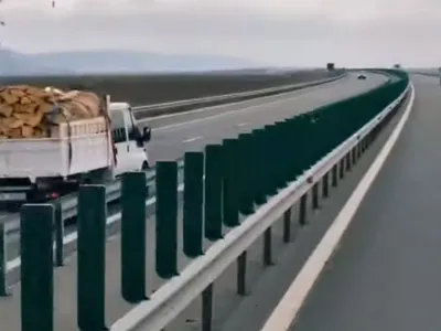 O camionetă cu lemne, în viteză pe contrasens, pe singurul ciot al Autostrăzii Moldovei - Foto: captură video