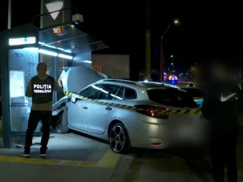 Un BMW de poliție, făcut praf de un vitezoman de 19 ani. „Un polițist rănit avea capul spart” - Foto: captură video