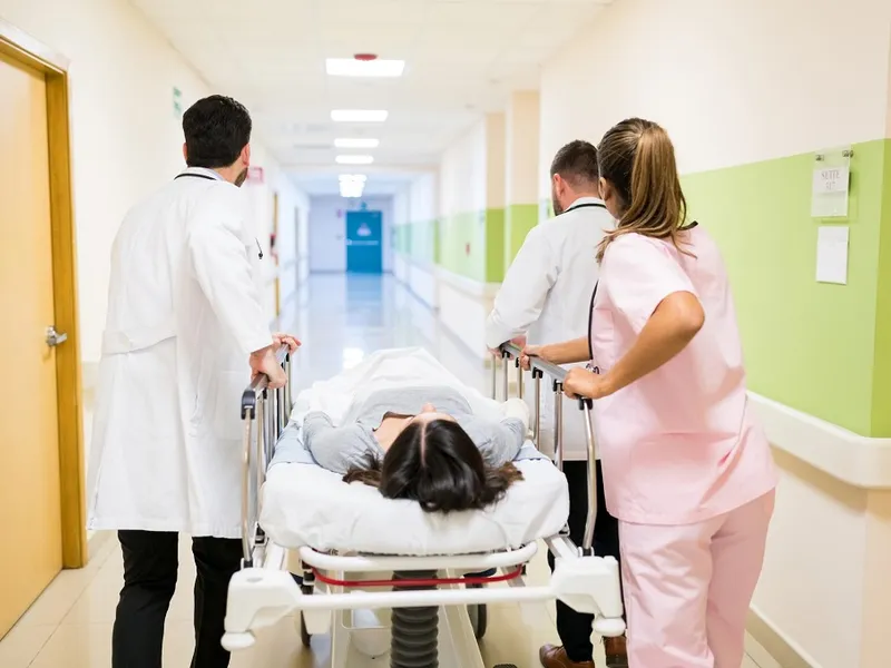 I s-a făcut rău și a chemat ambulanța. Medicul i-a spus să sune „un prieten”. A plătit 300 de lei - Foto: Freepik (rol ilustrativ)