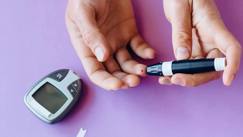 O persoană îşi măsoară nivelul glucozei din sânge cu glucometrul - Foto: Pexels/Nataliya Vaitkevich