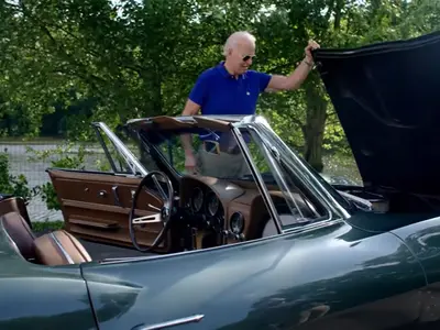 Joe Biden și Corvette-ul său C2 Sting Ray / Foto: Captură video