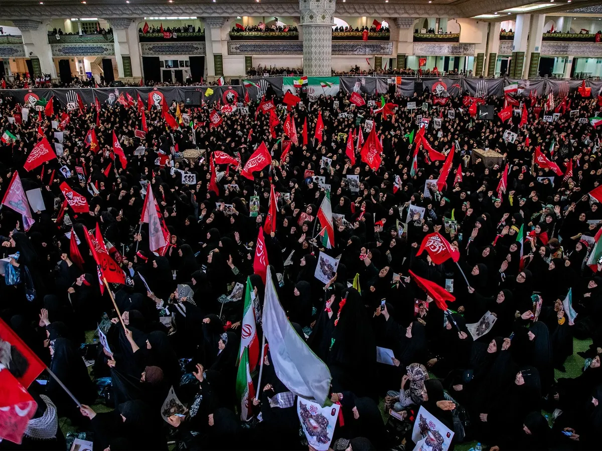 Persoane îndoliate participă la ceremoniile funerare organizate pentru ayatollahul Ali Khamenei  Foto: profimediaimages.ro